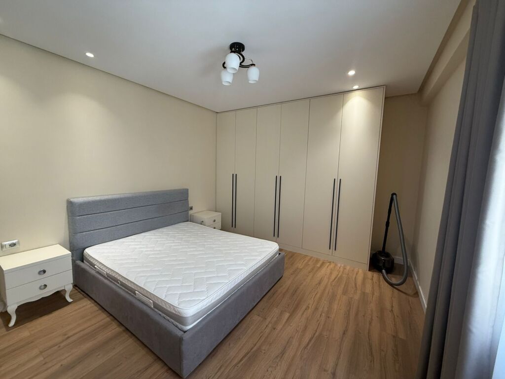 APARTAMENT 1+1 ME QIRA, PRANE PAZARIT TE RI, TIRANE!