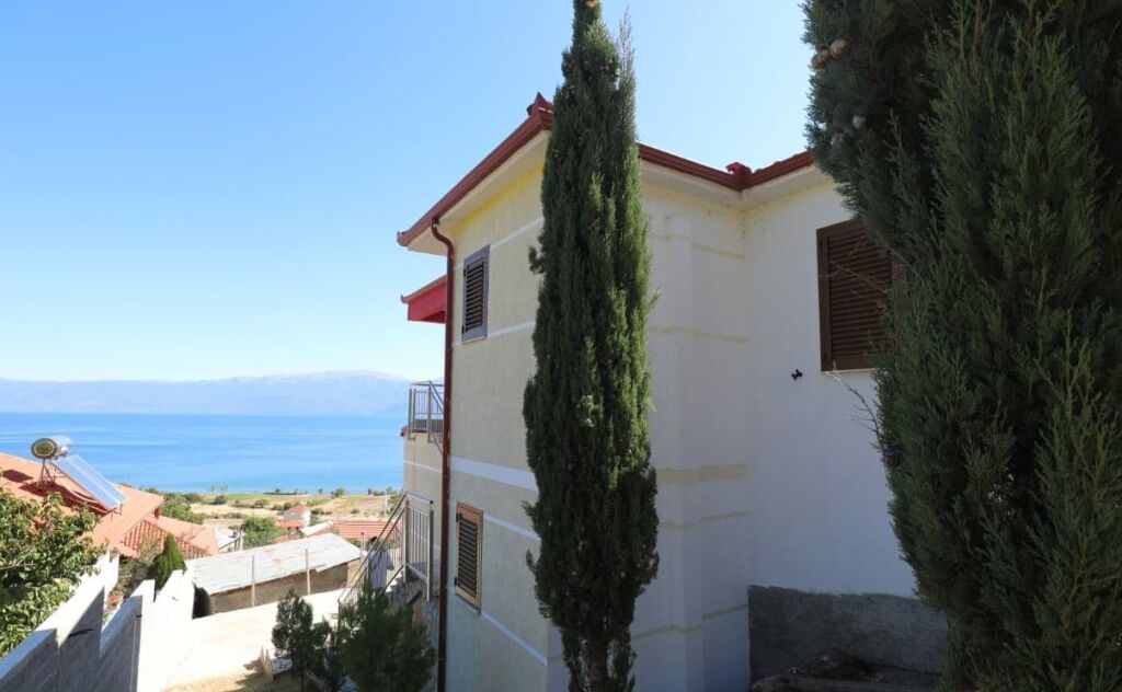 🏕️Shitet vilë 2-kateshe 3 km në hyrje të Pogradecit. 🔥Vile e shkëlqyer edhe për biznese të ndryshme (Bujtine, AirBnb, hoteleri etj).