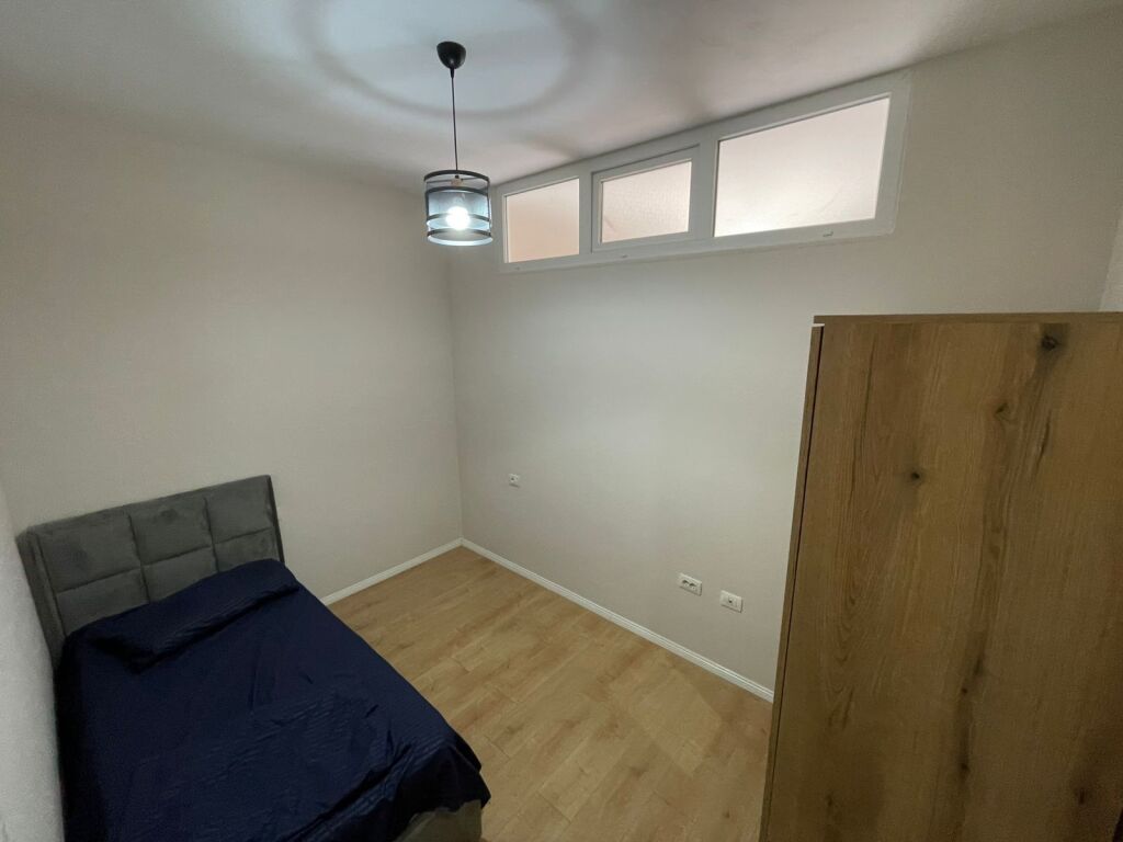 🏡 Apartament 2+1 me qira në zonën e 5 Majit, Tiranë!  ✨ Totalisht i arreduar 📍 Pranë Concord Center 📐 Sipërfaqe: 75 m² 🏢 Kati 7, pallat i vitit 2025 me ashensor 🛋️ Ambient modern dhe komod, ideal për familje ose çifte  💶 Qiraja: 500€/muaj