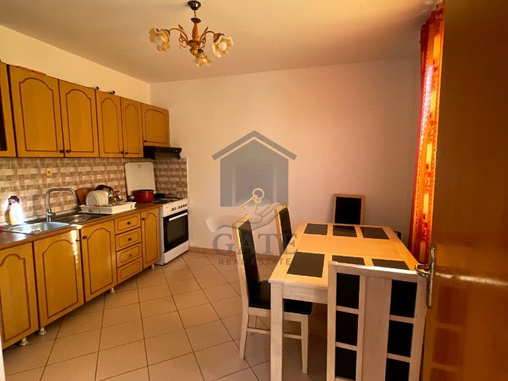 Qira, Kati i 2 i nje Shtepie Private, Pranë Muzeumit, Durrës.