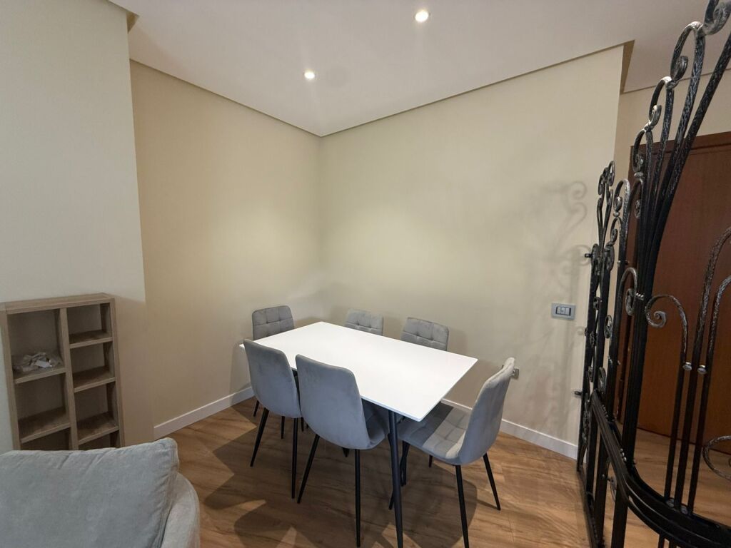 APARTAMENT 1+1 ME QIRA, PRANE PAZARIT TE RI, TIRANE!