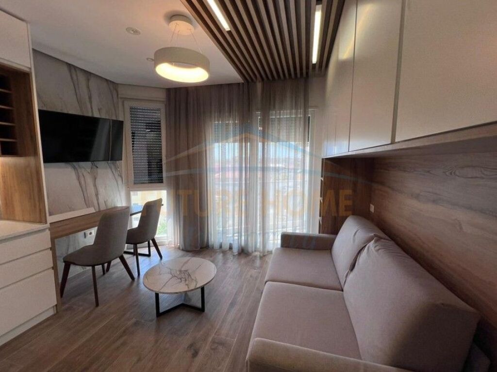 Shitet, Garsoniere, Rruga e Dibrës, Tiranë.