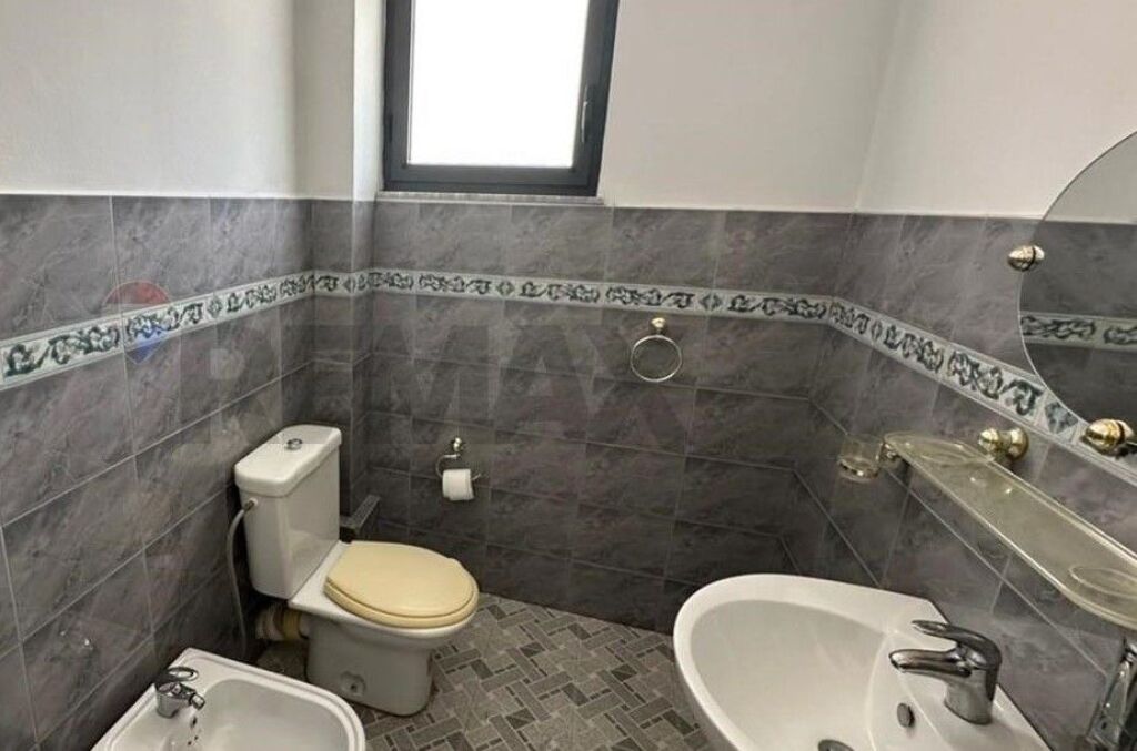 Locale Commerciale in Affitto a Xhamllik  ID: 530281030-1001