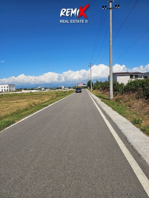 SHITET TOKE TEK RRUGA E FLLAKËS, DURRËS