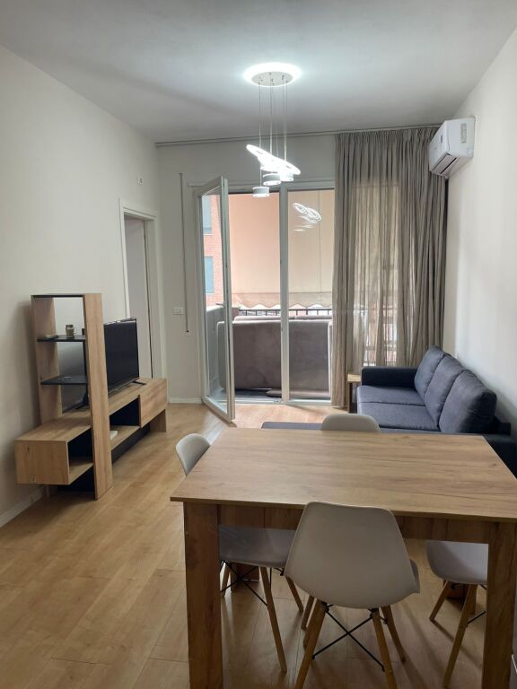 🏡 Apartament 2+1 me qira në zonën e 5 Majit, Tiranë!  ✨ Totalisht i arreduar 📍 Pranë Concord Center 📐 Sipërfaqe: 75 m² 🏢 Kati 7, pallat i vitit 2025 me ashensor 🛋️ Ambient modern dhe komod, ideal për familje ose çifte  💶 Qiraja: 500€/muaj