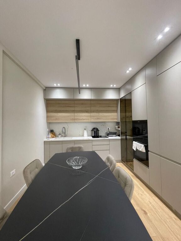 Shitet Super Apartament 2+1 tek Komuna Parisit!!!!