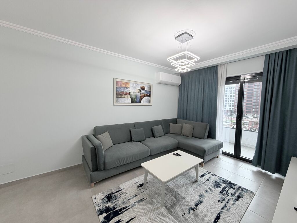 Affittasi appartamento 2+1 + 2 bagni, presso la Stazione Ferroviaria.  📍 6° piano, in un edificio nuovo con 2 ascensori 🛋️ Arredato con mobili moderni 🚗 Inclusi 2 posti auto 📄 Condizione: contratto notarile 💶 Prezzo: 800€ netto  Per maggiori informazioni o visita alla proprietà, contattare.
