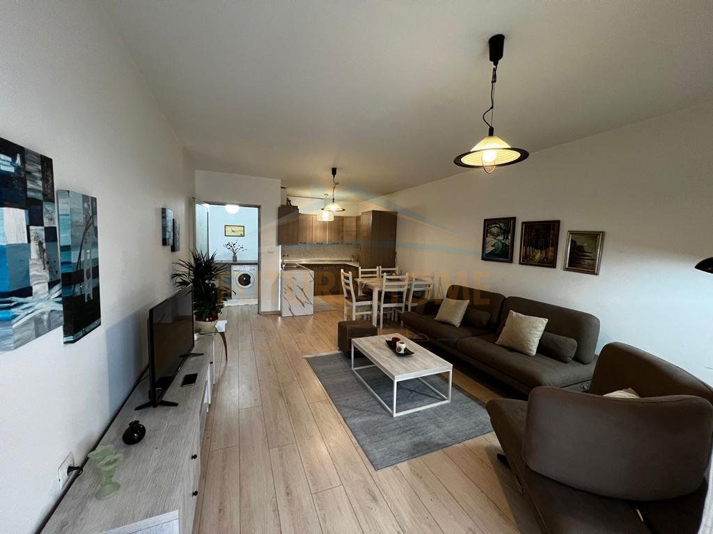 Qera, Apartament 2+1+2+Post Parkimi, Komuna e Parisit, Tiranë.