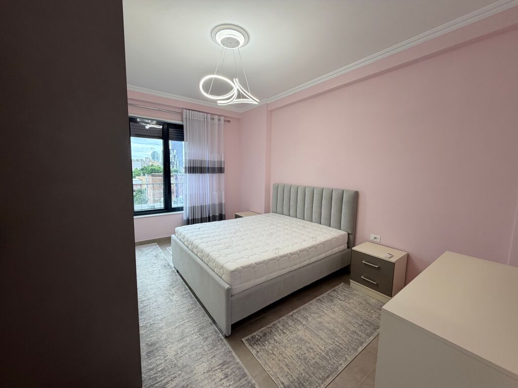 Affittasi appartamento 2+1 + 2 bagni, presso la Stazione Ferroviaria.  📍 6° piano, in un edificio nuovo con 2 ascensori 🛋️ Arredato con mobili moderni 🚗 Inclusi 2 posti auto 📄 Condizione: contratto notarile 💶 Prezzo: 800€ netto  Per maggiori informazioni o visita alla proprietà, contattare.