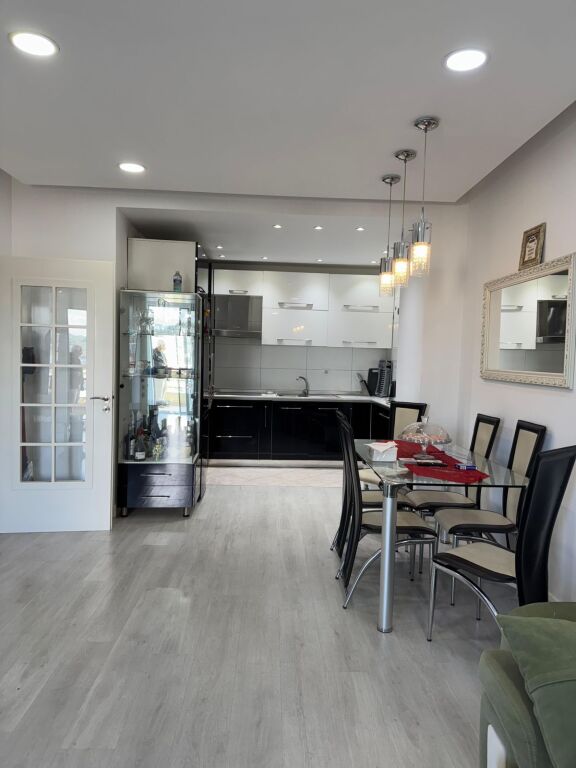 🏡 Jepet me qera 1+1 📍 Pallatet e Verdha, pranë Terminalit të Veriut💰 50.000 lekë /muaj