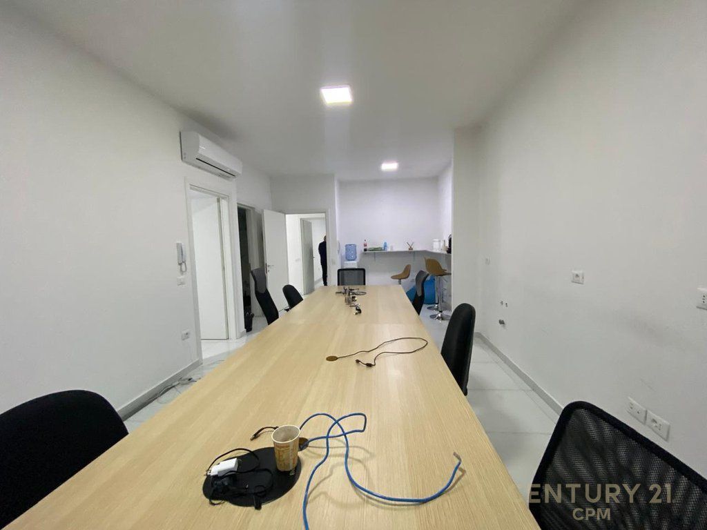 NEL COMUNE DI PARIGI A KIKA 2 AFFITTIAMO SPAZIO UFFICIO