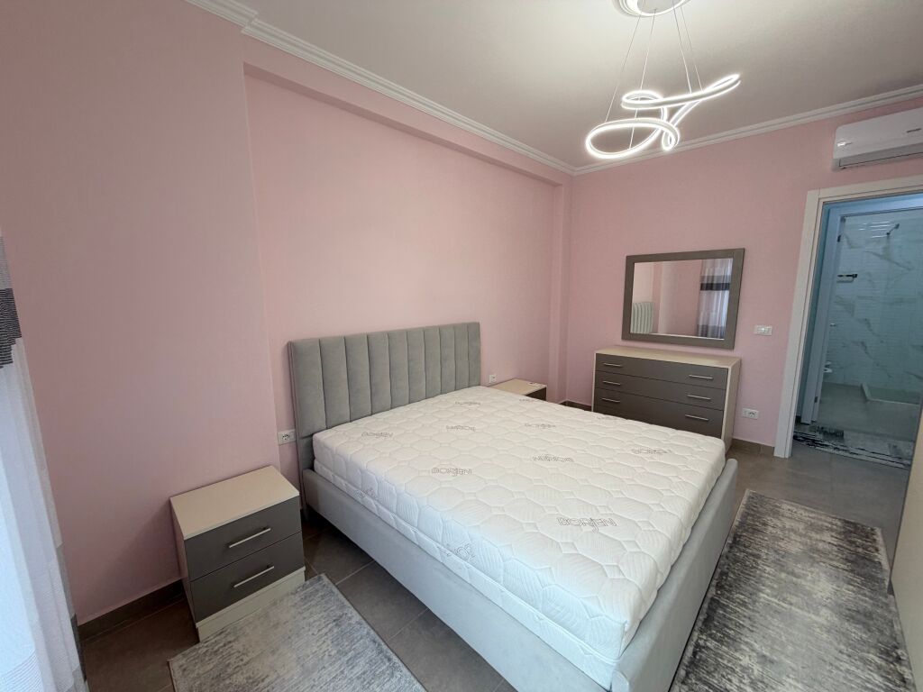 Affittasi appartamento 2+1 + 2 bagni, presso la Stazione Ferroviaria.  📍 6° piano, in un edificio nuovo con 2 ascensori 🛋️ Arredato con mobili moderni 🚗 Inclusi 2 posti auto 📄 Condizione: contratto notarile 💶 Prezzo: 800€ netto  Per maggiori informazioni o visita alla proprietà, contattare.