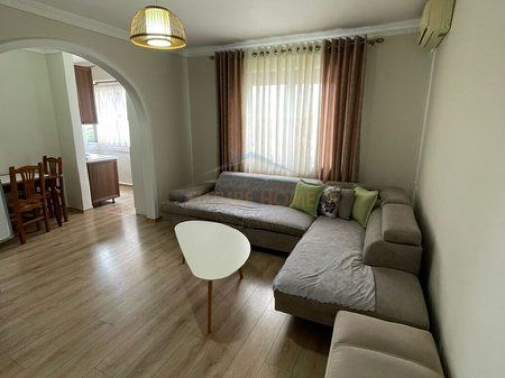 Disponiamo di un appartamento 1+1 in affitto, Laprake di fronte a Paralel Living, Tirana.