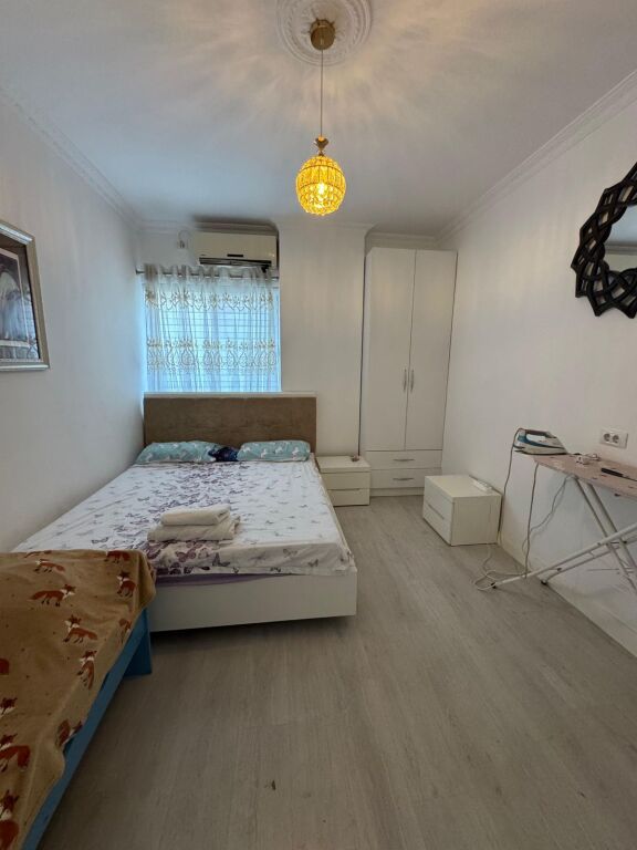 🏡 Jepet me qera 1+1 📍 Pallatet e Verdha, pranë Terminalit të Veriut💰 50.000 lekë /muaj