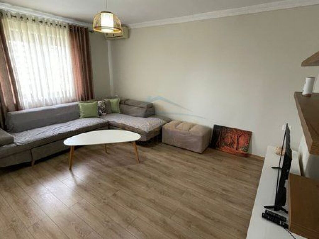 Disponiamo di un appartamento 1+1 in affitto, Laprake di fronte a Paralel Living, Tirana.