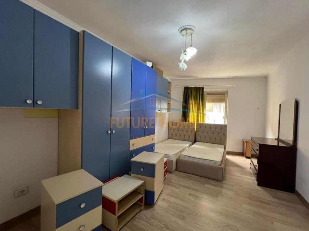 Shitet, Apartament 2+1, Rruga e Durrësit, Tiranë.