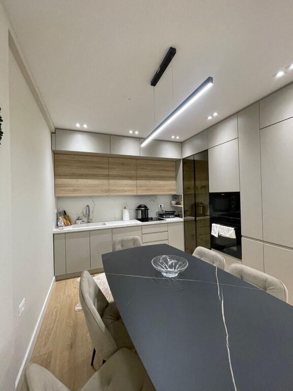 Shitet Super Apartament 2+1 tek Komuna Parisit!!!!