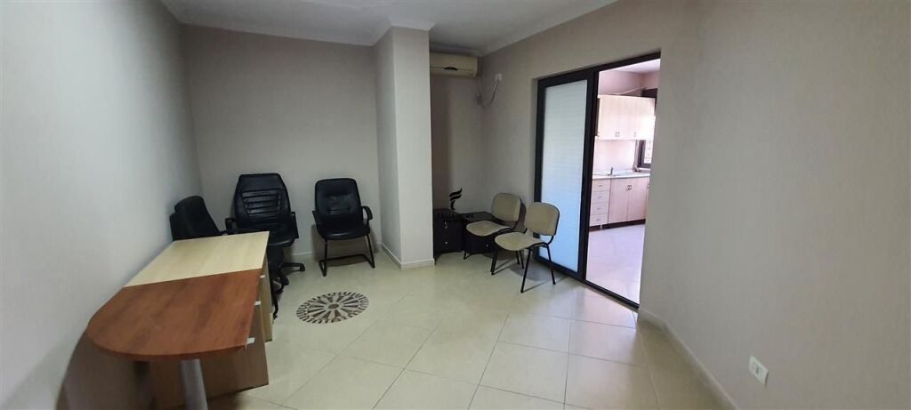 UFFICIO IN AFFITTO 160 M2 VIA KAVAJES 130.000 LEKE FH-74091