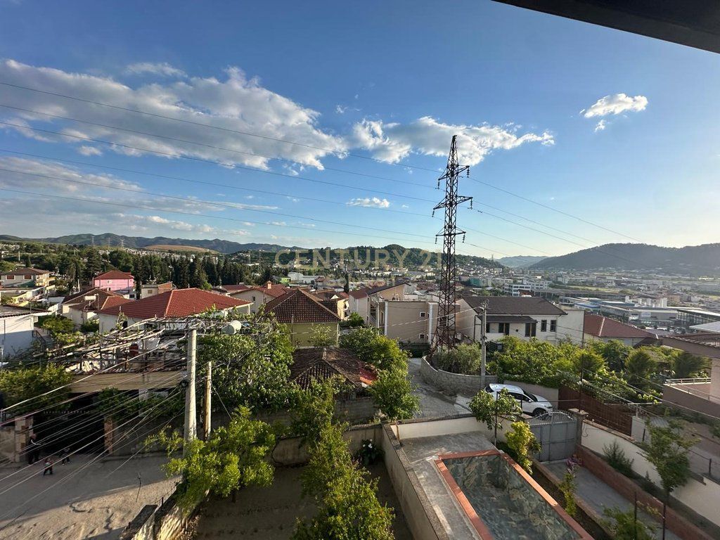SHITET VILË 3-KATËSHE + 1 KAT NËN TOKË – KOMBINAT