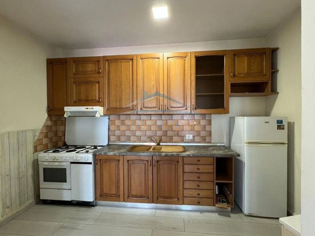Shitet, Apartament 2+1, Rruga e Durrësit, Tiranë.