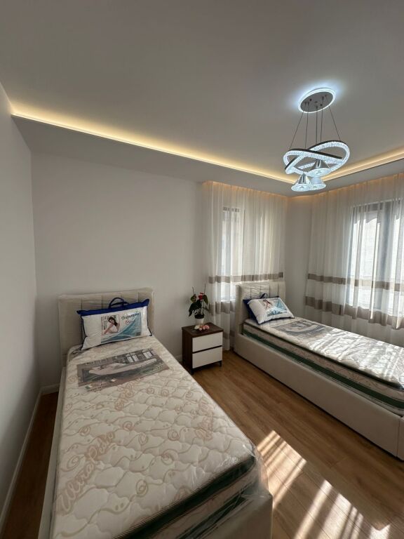 2+1, investito al palazzo con frecce, 255.000 euro