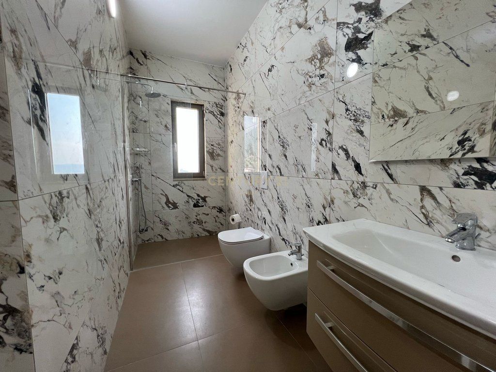 APARTAMENT LUKSOZ 2+1+2 PER QIRA, PAMJE TOTALE DETI NE UJE TE FTOHTE ,VLORE !