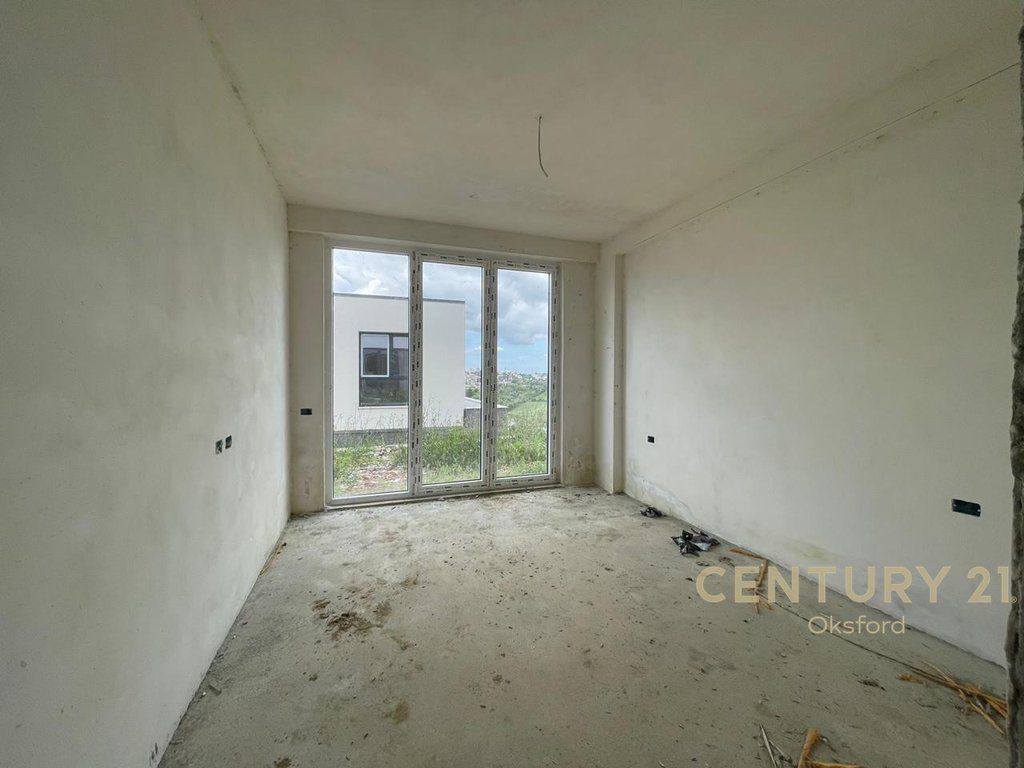 APARTAMENT 3+1+2 ME OBORR PER SHITJE TEK LIQENI I FARKES