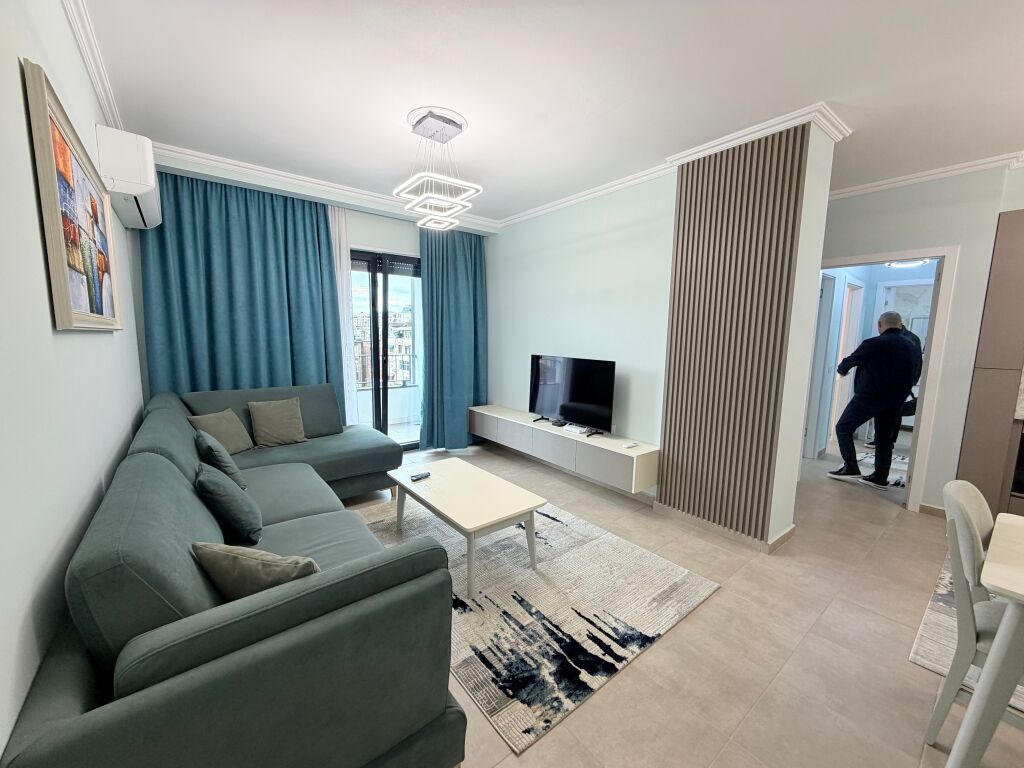 Affittasi appartamento 2+1 + 2 bagni, presso la Stazione Ferroviaria.  📍 6° piano, in un edificio nuovo con 2 ascensori 🛋️ Arredato con mobili moderni 🚗 Inclusi 2 posti auto 📄 Condizione: contratto notarile 💶 Prezzo: 800€ netto  Per maggiori informazioni o visita alla proprietà, contattare.