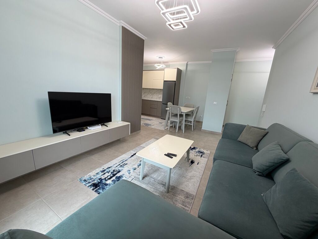Affittasi appartamento 2+1 + 2 bagni, presso la Stazione Ferroviaria.  📍 6° piano, in un edificio nuovo con 2 ascensori 🛋️ Arredato con mobili moderni 🚗 Inclusi 2 posti auto 📄 Condizione: contratto notarile 💶 Prezzo: 800€ netto  Per maggiori informazioni o visita alla proprietà, contattare.