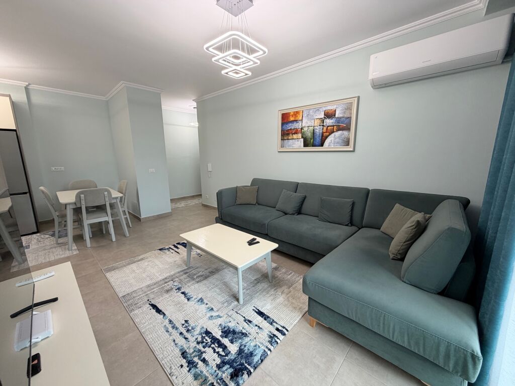 Affittasi appartamento 2+1 + 2 bagni, presso la Stazione Ferroviaria.  📍 6° piano, in un edificio nuovo con 2 ascensori 🛋️ Arredato con mobili moderni 🚗 Inclusi 2 posti auto 📄 Condizione: contratto notarile 💶 Prezzo: 800€ netto  Per maggiori informazioni o visita alla proprietà, contattare.
