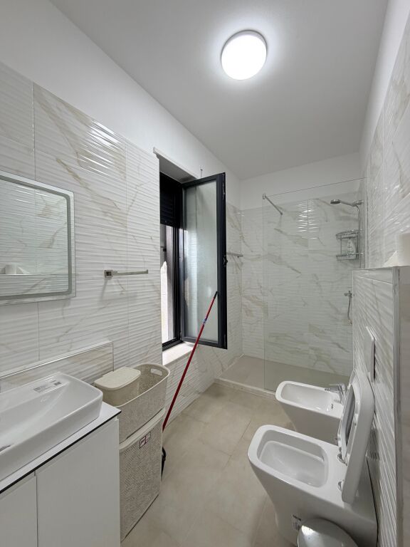 Affittasi appartamento 2+1 + 2 bagni, presso la Stazione Ferroviaria.  📍 6° piano, in un edificio nuovo con 2 ascensori 🛋️ Arredato con mobili moderni 🚗 Inclusi 2 posti auto 📄 Condizione: contratto notarile 💶 Prezzo: 800€ netto  Per maggiori informazioni o visita alla proprietà, contattare.