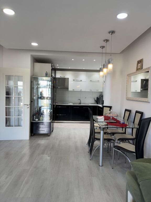 Jepet me qera apartament 1+1 📍 Ndodhet tek Pallatet e Verdha, pranë Terminalit të Veriut. Apartamenti është i mobiluar dhe ofron kushte komode për jetesë. 🚗 Disponon edhe post parkimi.  💰 Çmimi: 50.000 lekë të vjetra / muaj 📩 Për më shumë informacion ose vizitë, kontaktoni në privat.