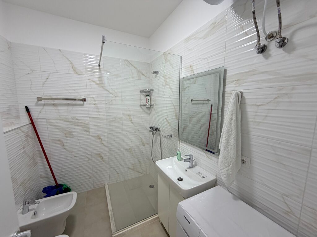 Affittasi appartamento 2+1 + 2 bagni, presso la Stazione Ferroviaria.  📍 6° piano, in un edificio nuovo con 2 ascensori 🛋️ Arredato con mobili moderni 🚗 Inclusi 2 posti auto 📄 Condizione: contratto notarile 💶 Prezzo: 800€ netto  Per maggiori informazioni o visita alla proprietà, contattare.