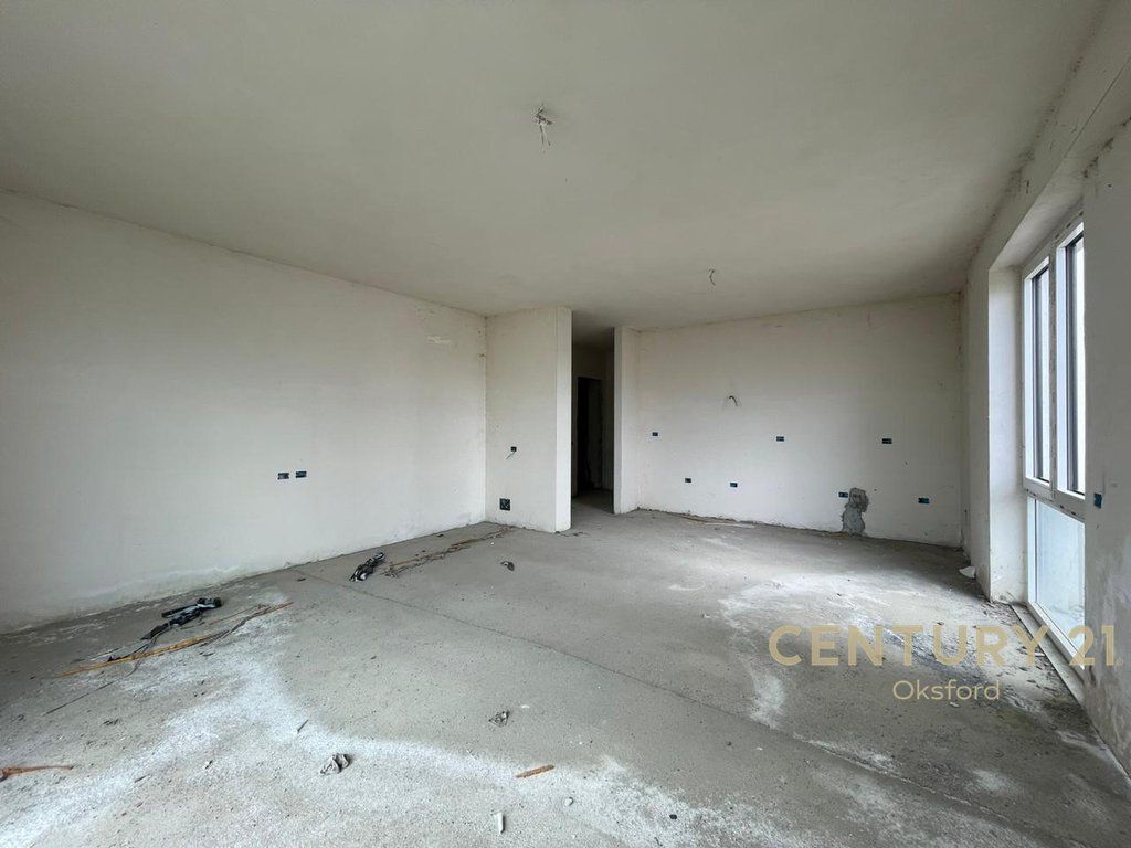 APARTAMENT 3+1+2 ME OBORR PER SHITJE TEK LIQENI I FARKES