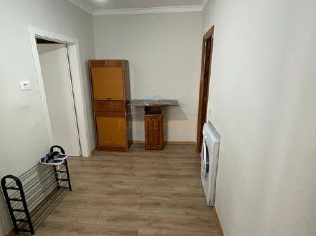 Disponiamo di un appartamento 1+1 in affitto, Laprake di fronte a Paralel Living, Tirana.