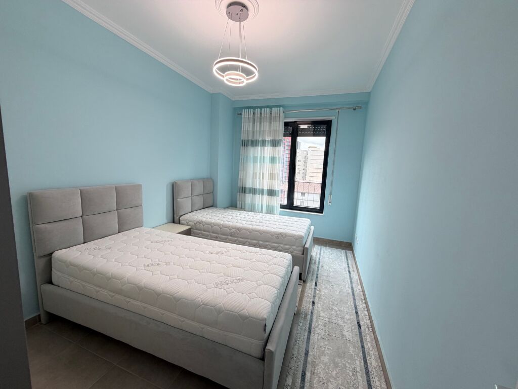 Affittasi appartamento 2+1 + 2 bagni, presso la Stazione Ferroviaria.  📍 6° piano, in un edificio nuovo con 2 ascensori 🛋️ Arredato con mobili moderni 🚗 Inclusi 2 posti auto 📄 Condizione: contratto notarile 💶 Prezzo: 800€ netto  Per maggiori informazioni o visita alla proprietà, contattare.