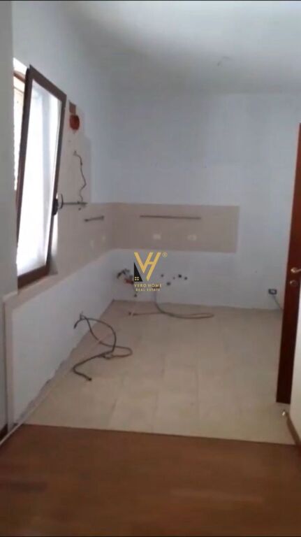 VENDESI APPARTAMENTO 2+1+2+2 BLK A FIER, QUARTIERE 11 GENNAIO 200.000 EURO