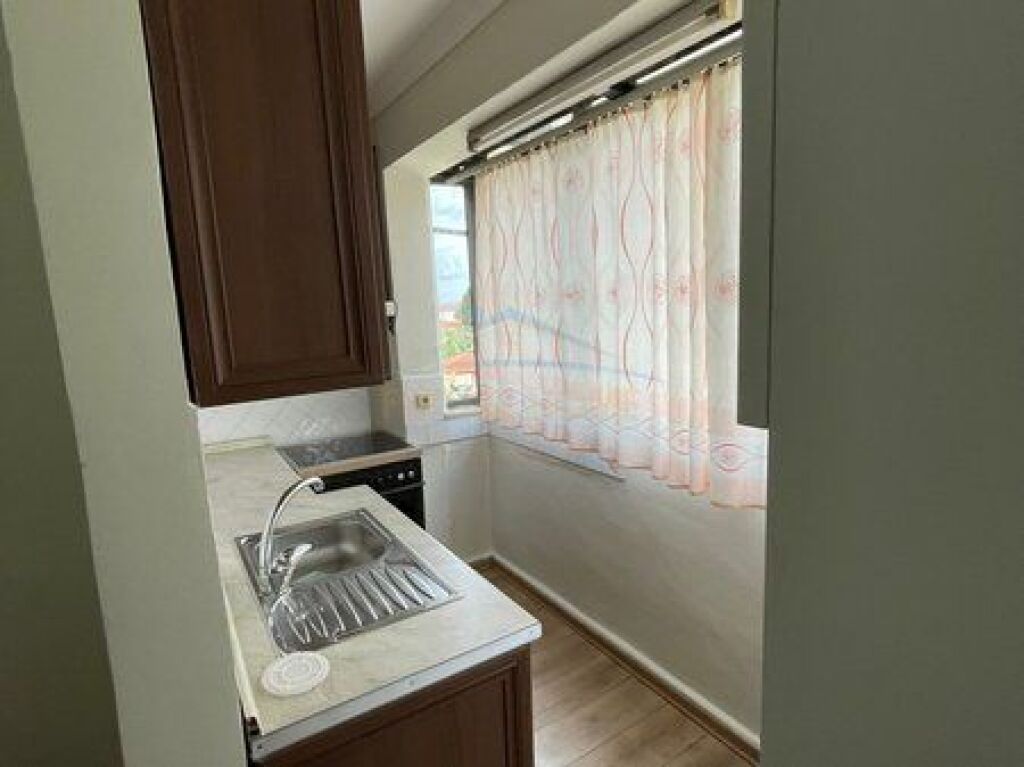 Disponiamo di un appartamento 1+1 in affitto, Laprake di fronte a Paralel Living, Tirana.