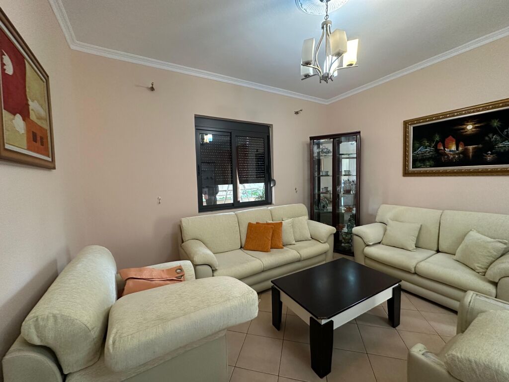 Appartamento 2+1 al secondo piano di una villa, Allias
