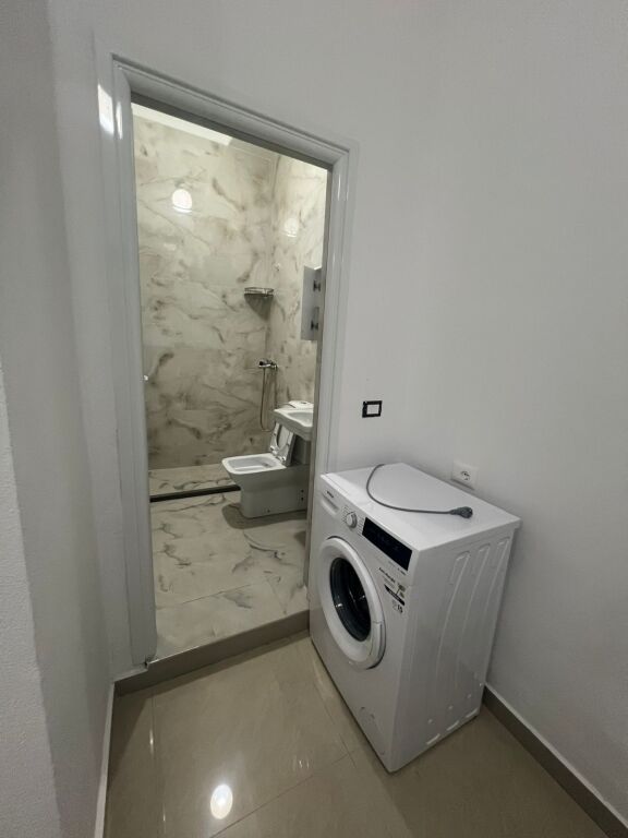 Jepet me qira, Apartament 1+1, Në Shkëmbin e Kavajës.