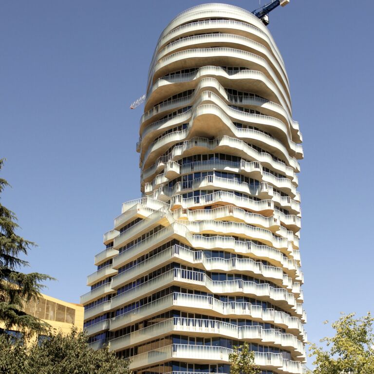 🏢 Shitet Apartament 3+1 Premium – Tirana’s Rock, me pamje nga Sheshi Skënderbej ✨🌆