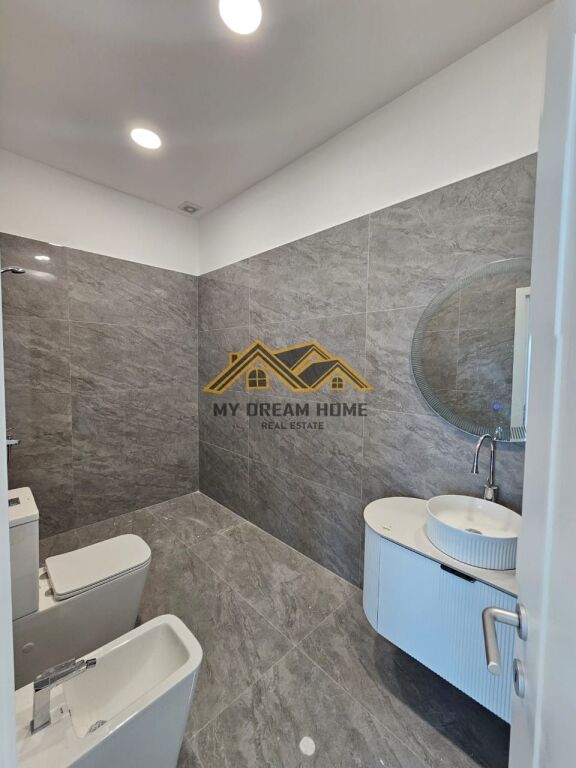 Jepet Me Qira Ambient Komercial në Zonën e Vollgës, Durrës