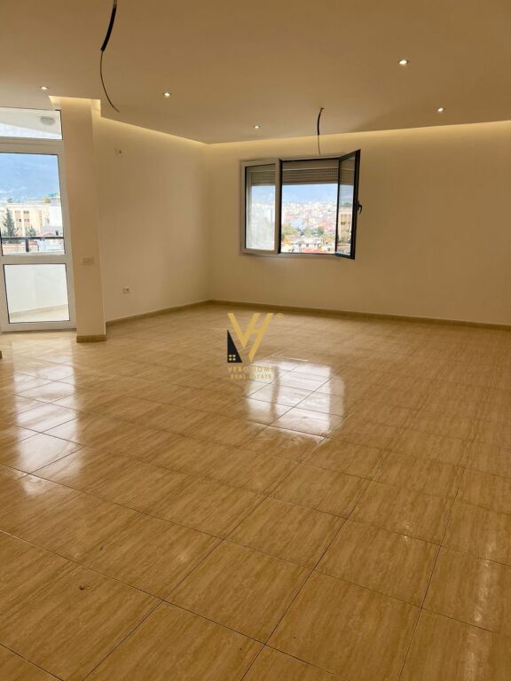 JEPET ZYRE 190 M2 ME QERA TEK AIR ALBANIA 2.000 EURO