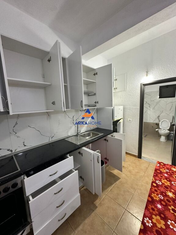 JEPET APARTAMENT 1+1 ME QERA "TEK VILAT AMERIKANE ,RRUGA E ELBASANIT" 35.000 LEKE