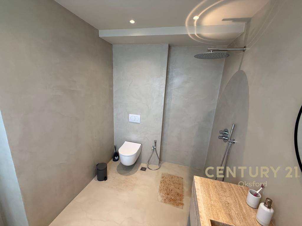 Affittiamo appartamento moderno + posto auto vicino al porto, Durazzo! 1.500 € /Mese Superficie totale 120m2