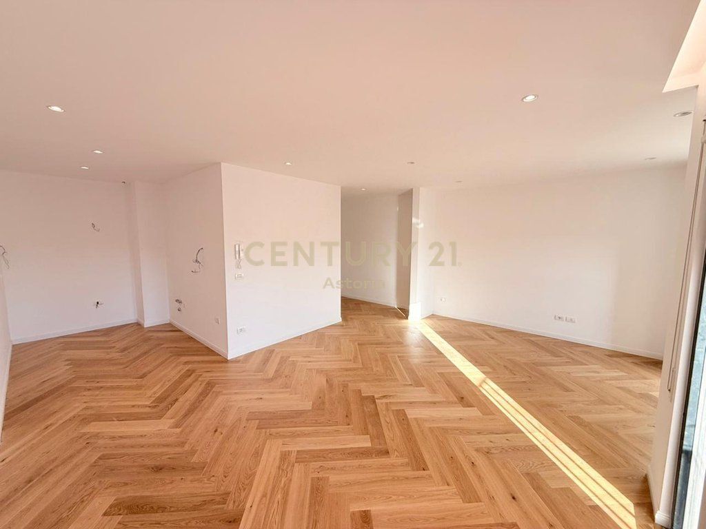 APARTAMENT 2+1 + POST PARKIMI PER SHITJE TEK SHKOLLA E KUQE, TIRANE astoria140906