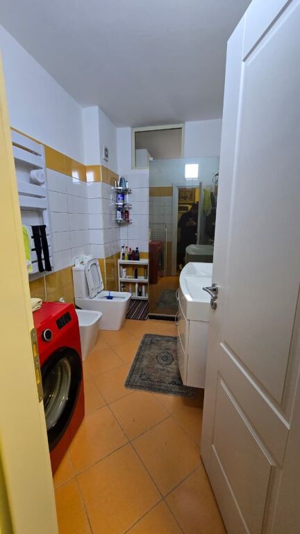Shitet, Apartament 1+1 + 2 Garazhe, Tek Vala Park,Durres