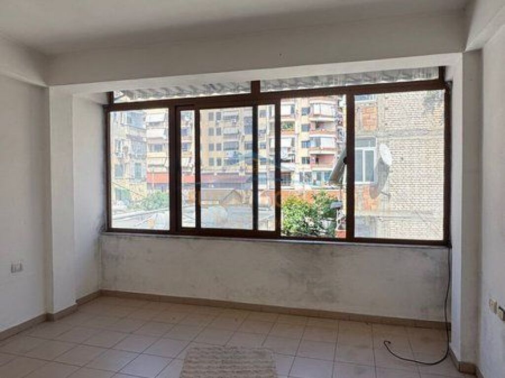 Shiten, 2 Apartamente 2+1 dhe 1+1, 21 Dhjetori, Tiranë