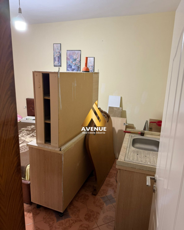 SHITET APARTAMENT 2+1 – LAPRAKË, PRANË KMY, TIRANË