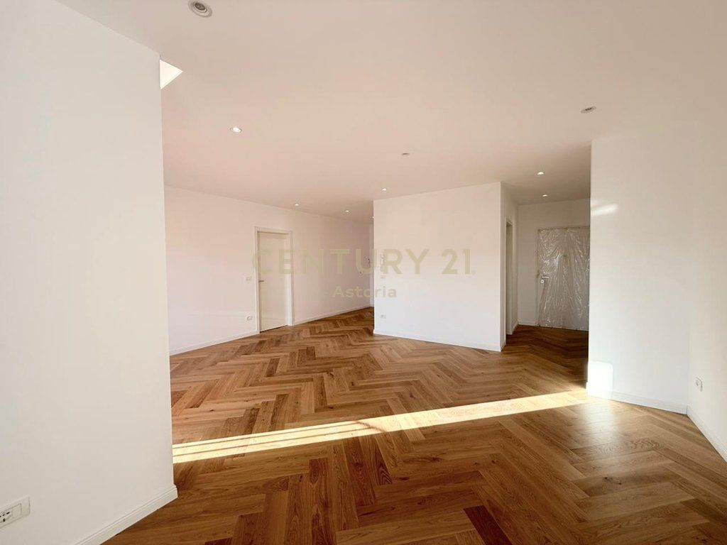 APARTAMENT 2+1 + POST PARKIMI PER SHITJE TEK SHKOLLA E KUQE, TIRANE